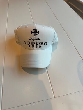 Código 1530 White Logo Baseball Cap